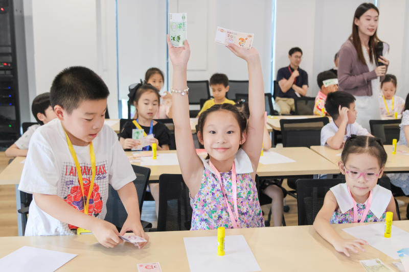 2023年8月，佳能光學開展了員工和家屬的職場體驗日
